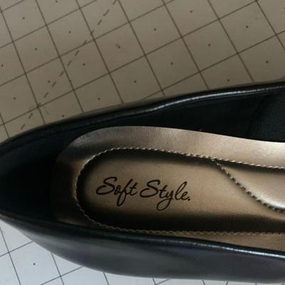 Soft Style Women's Shoes NEW sized 9.5