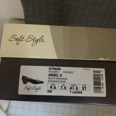 Soft Style Women's Shoes NEW sized 9.5