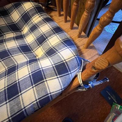 Expandable Claw Foot/Pedestal Table Plus Six Chairs (K-RG)