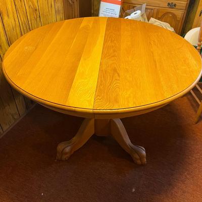 Expandable Claw Foot/Pedestal Table Plus Six Chairs (K-RG)