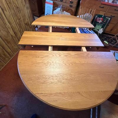 Expandable Claw Foot/Pedestal Table Plus Six Chairs (K-RG)