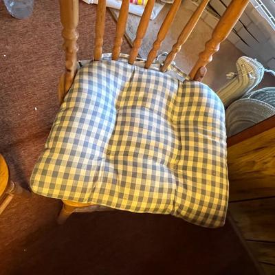 Expandable Claw Foot/Pedestal Table Plus Six Chairs (K-RG)