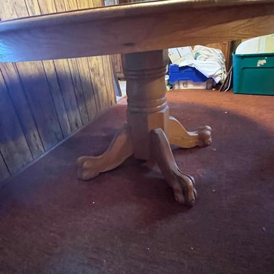 Expandable Claw Foot/Pedestal Table Plus Six Chairs (K-RG)