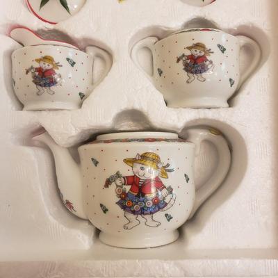 Brand New Mary Engelbreit Tea Set (GR-KD)
