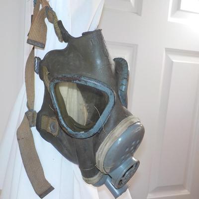 This is a real WW1 Gas Mask used by the US. Army/ est. $50 to $200.