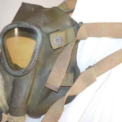 This is a real WW1 Gas Mask used by the US. Army/ est. $50 to $200.