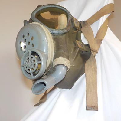 This is a real WW1 Gas Mask used by the US. Army/ est. $50 to $200.