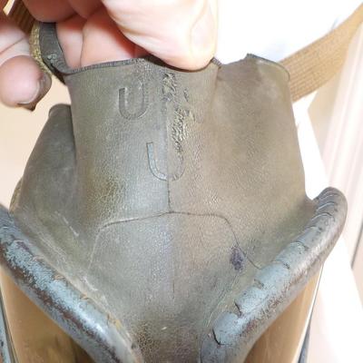 This is a real WW1 Gas Mask used by the US. Army/ est. $50 to $200.