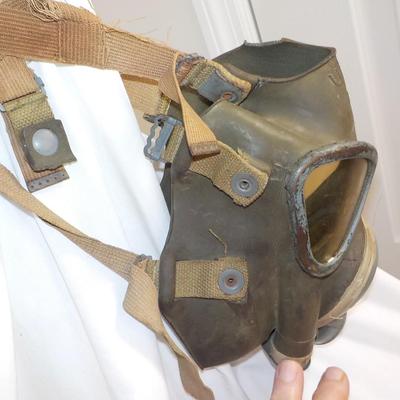 This is a real WW1 Gas Mask used by the US. Army/ est. $50 to $200.
