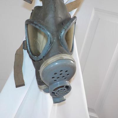 This is a real WW1 Gas Mask used by the US. Army/ est. $50 to $200.