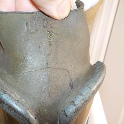 This is a real WW1 Gas Mask used by the US. Army/ est. $50 to $200.