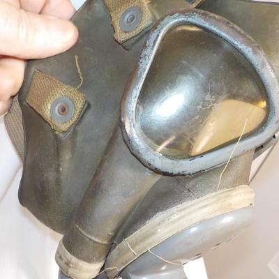 This is a real WW1 Gas Mask used by the US. Army/ est. $50 to $200.