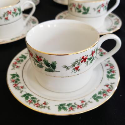 Gibson Housewares Vintage Christmas Charm China (GR-KD)