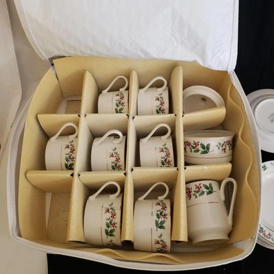 Gibson Housewares Vintage Christmas Charm China (GR-KD)