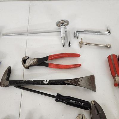 Large Lot of Tools Craftsman, DeWalt, Wiss, Wire Cutters, Ridgid, Kobalt