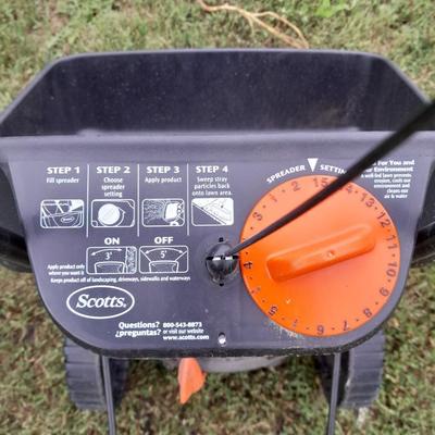 Scott's Turf builder Mini Broadcast spreader