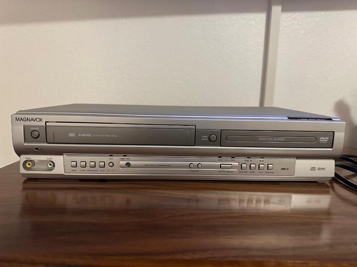 VHS Lot 22 Kids Movies with Magnavox VHS/DVD Player