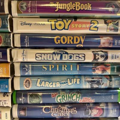 VHS Lot 22 Kids Movies with Magnavox VHS/DVD Player