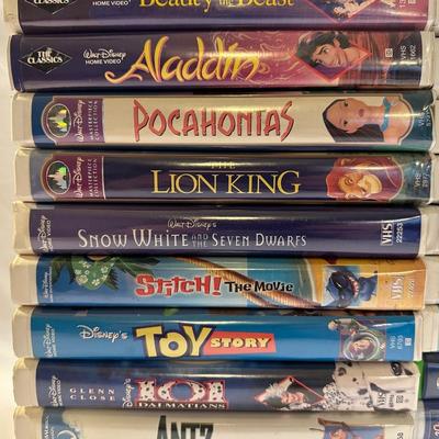 VHS Lot 22 Kids Movies with Magnavox VHS/DVD Player