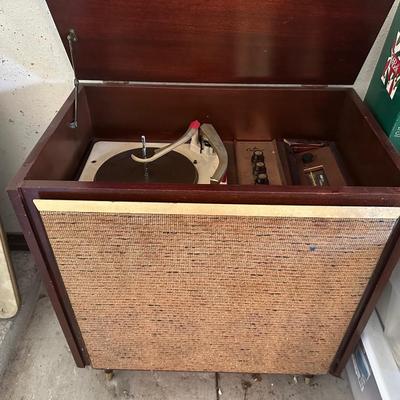 Vintage Record Player / Radio  (see description)