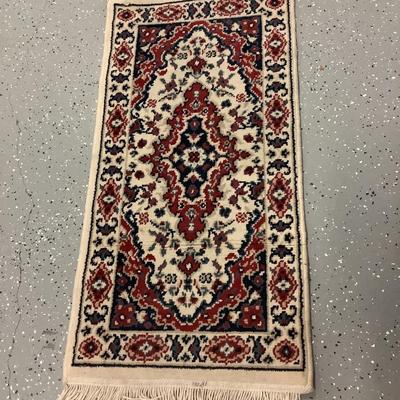 Kirman Lambswool rug 100% Olefin 20" x 42" , Arak, jute and polyester backing