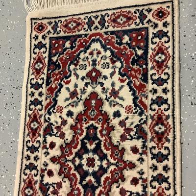 Kirman Lambswool rug 100% Olefin 20" x 42" , Arak, jute and polyester backing