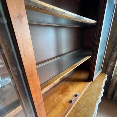 Bassett Dresser & Glass Door Hutch With Light (DR-RG)