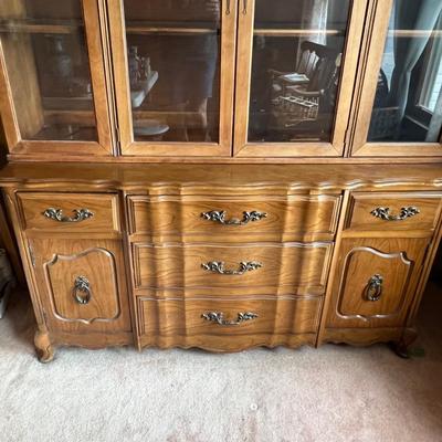 Bassett Dresser & Glass Door Hutch With Light (DR-RG)
