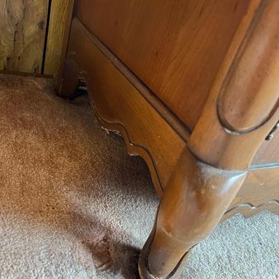 Bassett Dresser & Glass Door Hutch With Light (DR-RG)