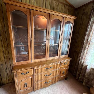 Bassett Dresser & Glass Door Hutch With Light (DR-RG)