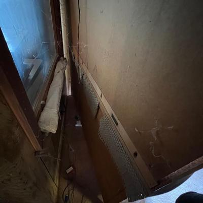 Bassett Dresser & Glass Door Hutch With Light (DR-RG)