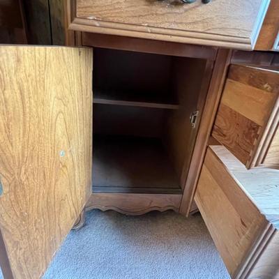 Bassett Dresser & Glass Door Hutch With Light (DR-RG)