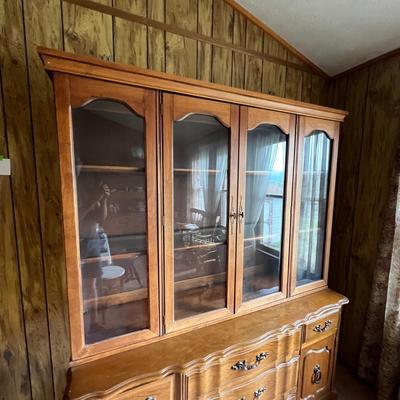 Bassett Dresser & Glass Door Hutch With Light (DR-RG)