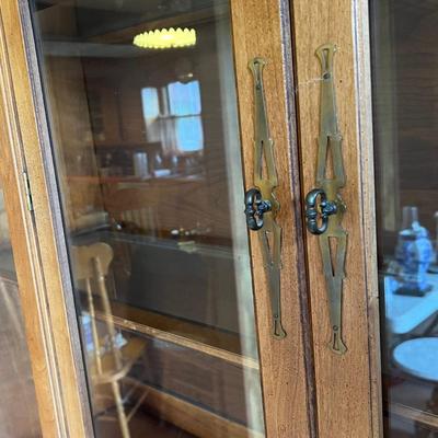 Bassett Dresser & Glass Door Hutch With Light (DR-RG)