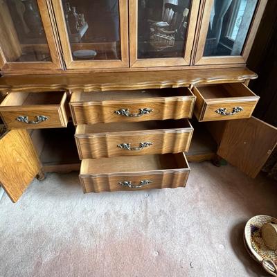 Bassett Dresser & Glass Door Hutch With Light (DR-RG)