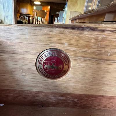 Bassett Dresser & Glass Door Hutch With Light (DR-RG)