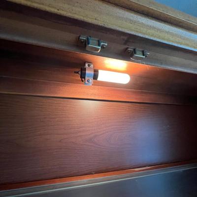Bassett Dresser & Glass Door Hutch With Light (DR-RG)