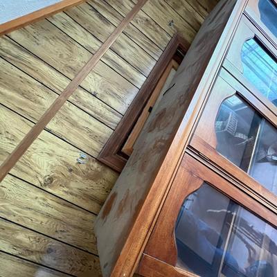 Bassett Dresser & Glass Door Hutch With Light (DR-RG)