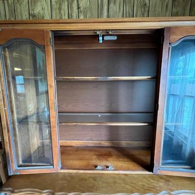 Bassett Dresser & Glass Door Hutch With Light (DR-RG)