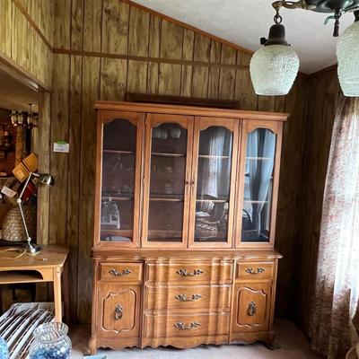Bassett Dresser & Glass Door Hutch With Light (DR-RG)