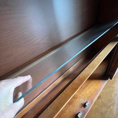 Bassett Dresser & Glass Door Hutch With Light (DR-RG)