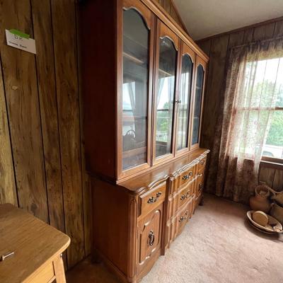 Bassett Dresser & Glass Door Hutch With Light (DR-RG)