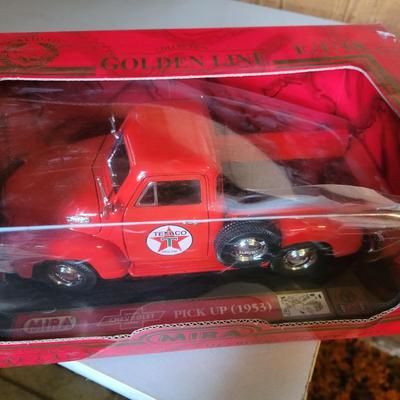 Die Cast Ford and Chevy Trucks (M-DW)