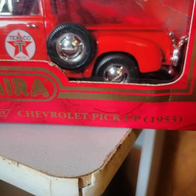 Die Cast Ford and Chevy Trucks (M-DW)