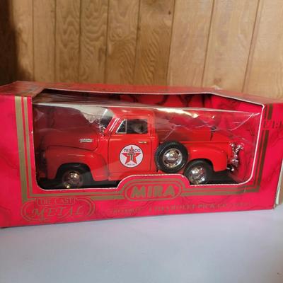 Die Cast Ford and Chevy Trucks (M-DW)