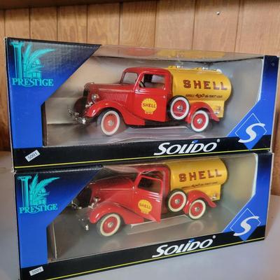 Die Cast Ford and Chevy Trucks (M-DW)