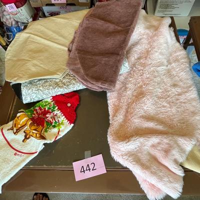Lot of towels & other