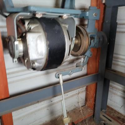 Singer 31-20 Industrial Sewing Machine and Thread (OB1-DW)