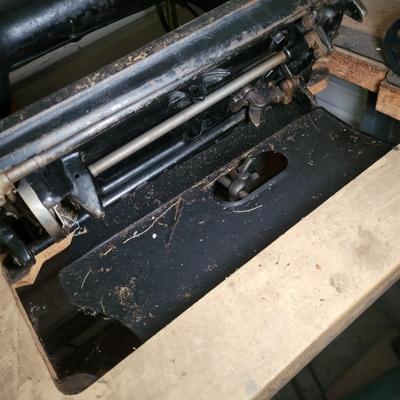 Singer 31-20 Industrial Sewing Machine and Thread (OB1-DW)