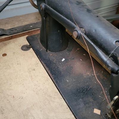 Singer 31-20 Industrial Sewing Machine and Thread (OB1-DW)